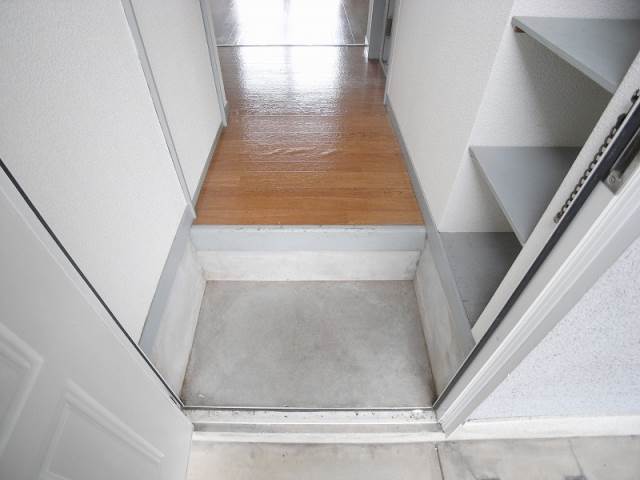 Entrance. Entrance near also and clean