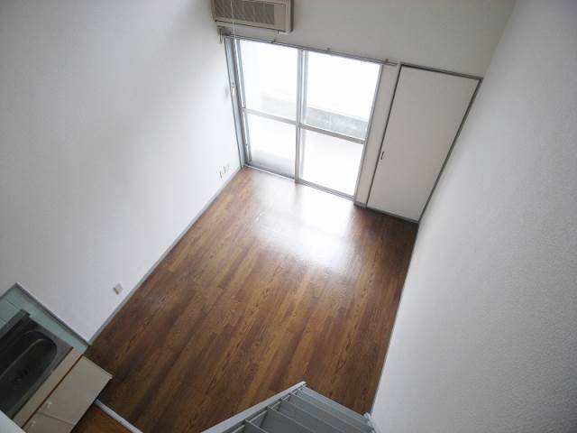 Living and room. Overlooking the room from loft