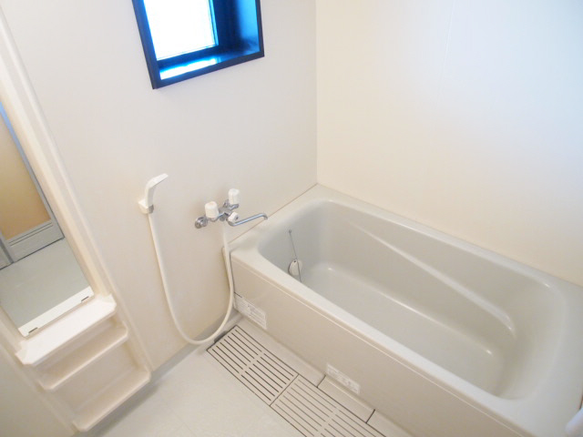 Bath. Spacious bathroom pet is also easy to wash.