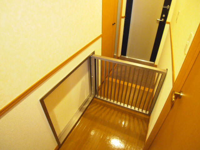 Entrance. With a fence so that the entrance not Ika jump out pet.