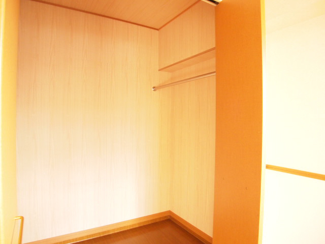 Receipt. Independent Western-style rooms and spacious walk-in closet.