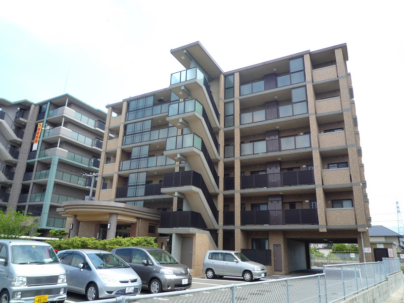 Building appearance. Facing south in a sunny pet symbiosis Mansion