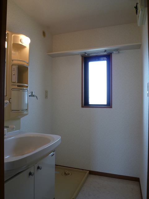 Washroom. There is a window, It may be ventilation ☆