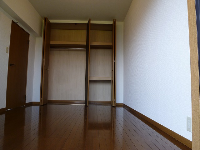 Living and room. You can use it full storage!