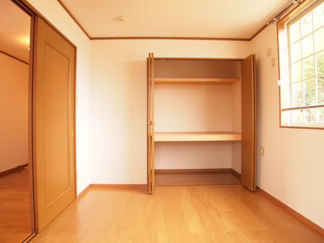 Receipt. Type closet that can be stored separately the luggage up and down.