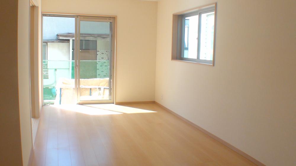 Living. South-facing sunny living room (August 2013) Shooting