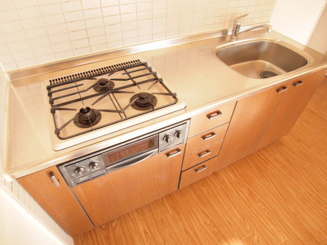 Kitchen. The kitchen is equipped with 3-burner grill!