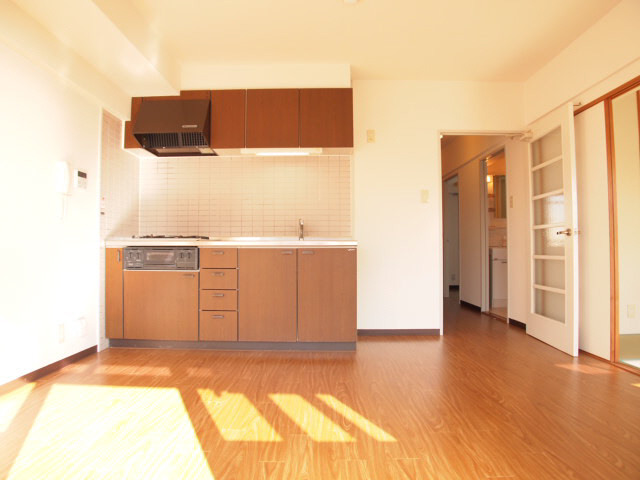 Other room space. This atmosphere had settled.