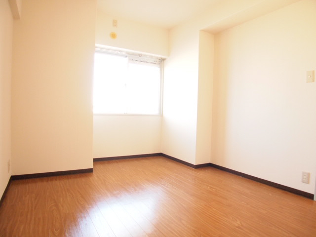 Other room space. Western-style is day is also good.