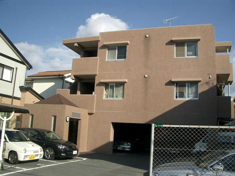 Building appearance. It is a three-story apartment Dongfeng Elementary School school district