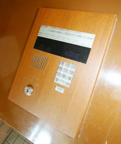 Entrance. Woman in the auto-lock ・ Worry child