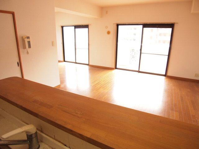 Other room space. It overlooks the living room from a counterattack.