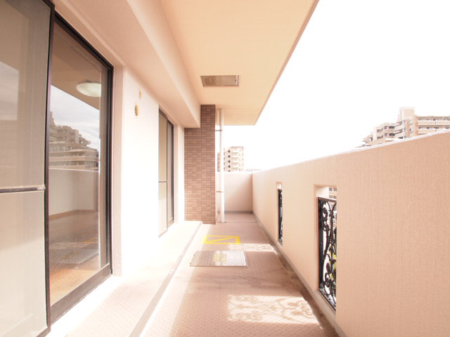 Balcony. Spacious is a two-plane balcony.