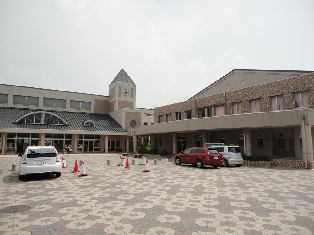 Primary school. 1150m to southerly elementary school