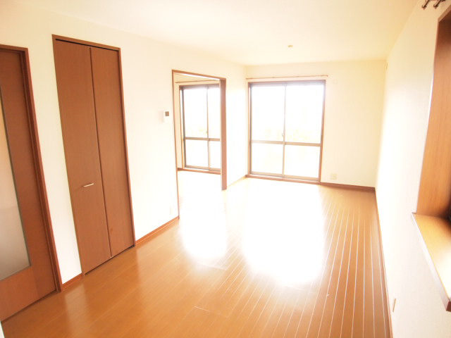 Living and room. It is well bright living entering of light. 