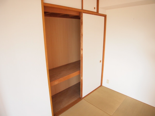 Receipt. Closet and is equipped with a.