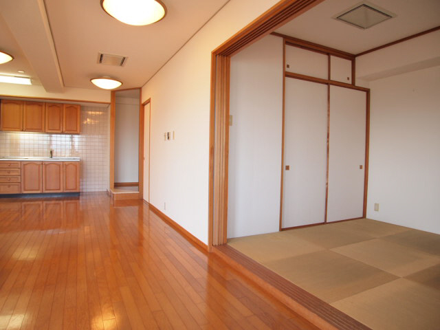 Living and room. Japanese-style Ryukyu tatami. 4 Might will fit into the wall.