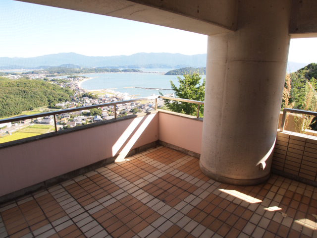 Balcony. Guests can enjoy a tea time, Ease of use seems to balcony.