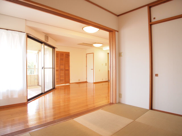 Living and room. Japanese-style room also relax and relax.