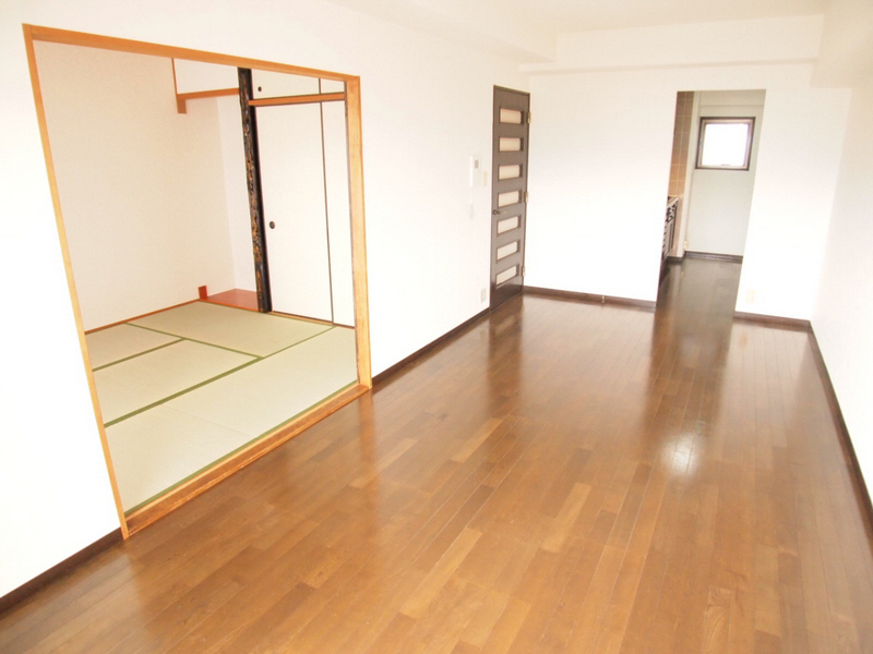 Living and room. Wide enough living. 