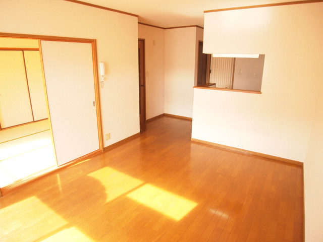 Living and room. Easy to place the furniture is living size.