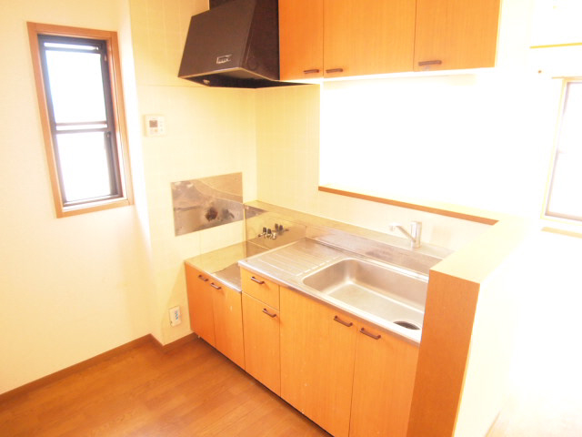 Kitchen. Popular counter kitchen is also easy to ventilation with windows!