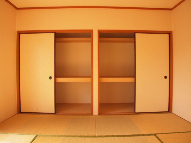 Receipt. Large capacity of spectacular closet of wall-to-wall!