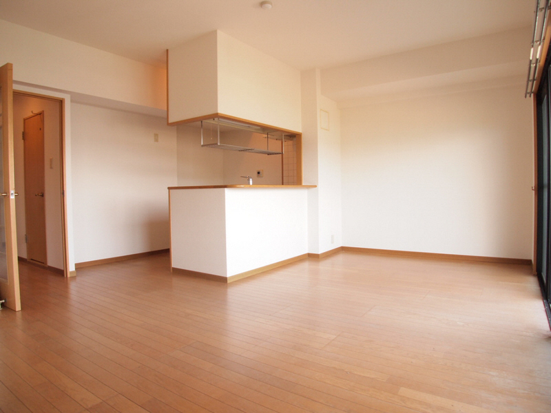 Other room space. Living also spacious! It is also a good day. 