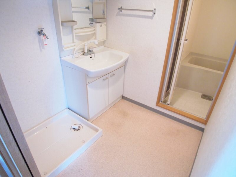 Washroom. Shampoo is with Dresser. 