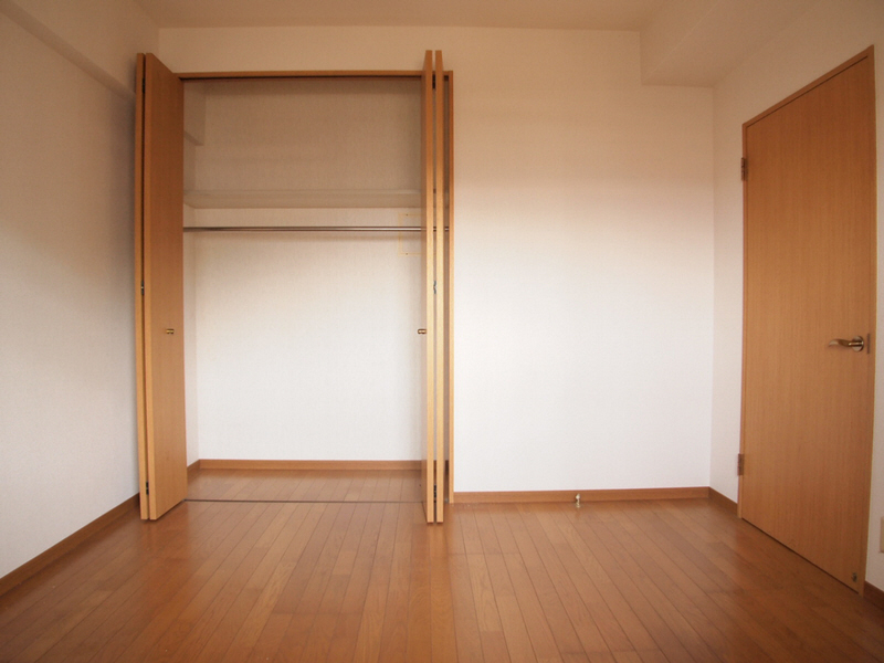 Receipt. Closet firmly equipped. 