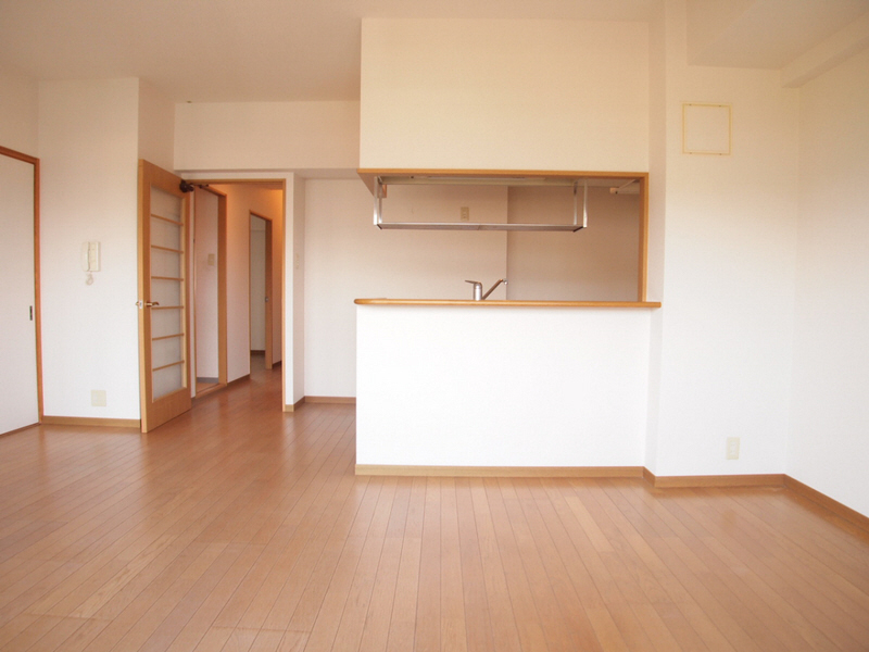 Living and room. It is a popular counter kitchen! 