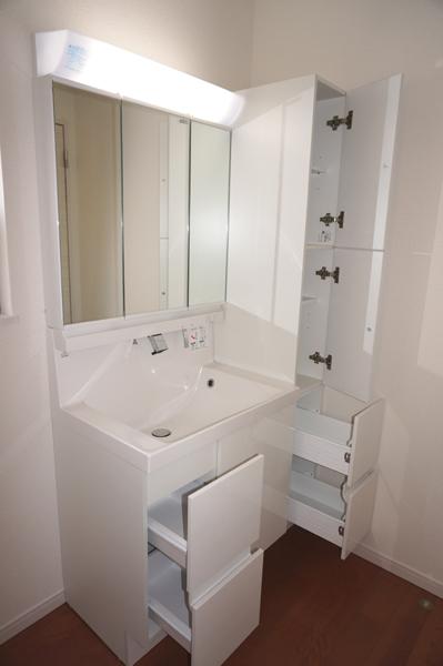 Wash basin, toilet. Indoor (12 May 2013) Shooting