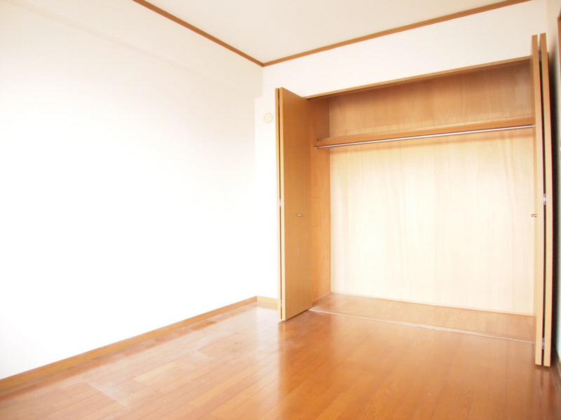 Living and room. Independent Western-style to be of this size closet.