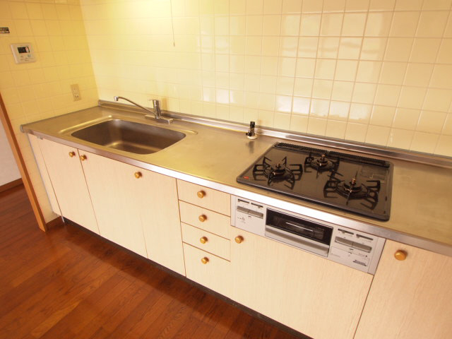 Kitchen. It is a 3-burner stove with system Kitchen! ※ Photo By room
