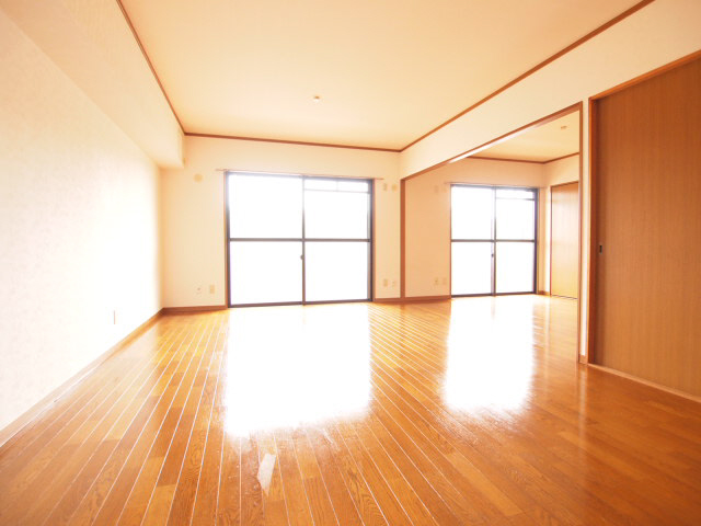 Living and room. Plug bright sunshine.