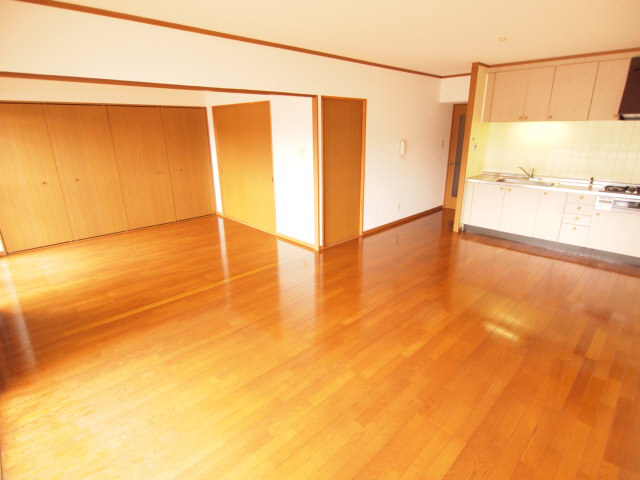 Living and room. This breadth that does not get in the way if you add furniture.