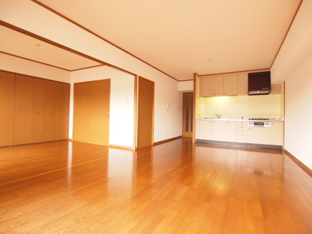 Living and room. What is very large living room of 20 quires.