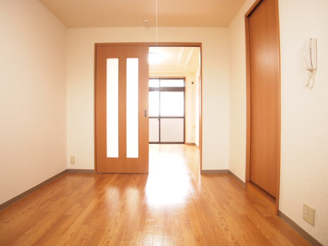 Living and room. You can use firmly separate the dining and Western.