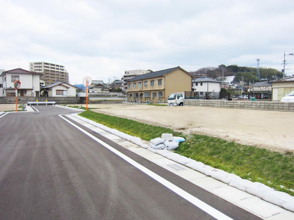 Local photos, including front road. Local (January 2013) we entered the application of 5 shooting currently 9. Since the front road does not use almost only person in the subdivision, Privacy is protected.