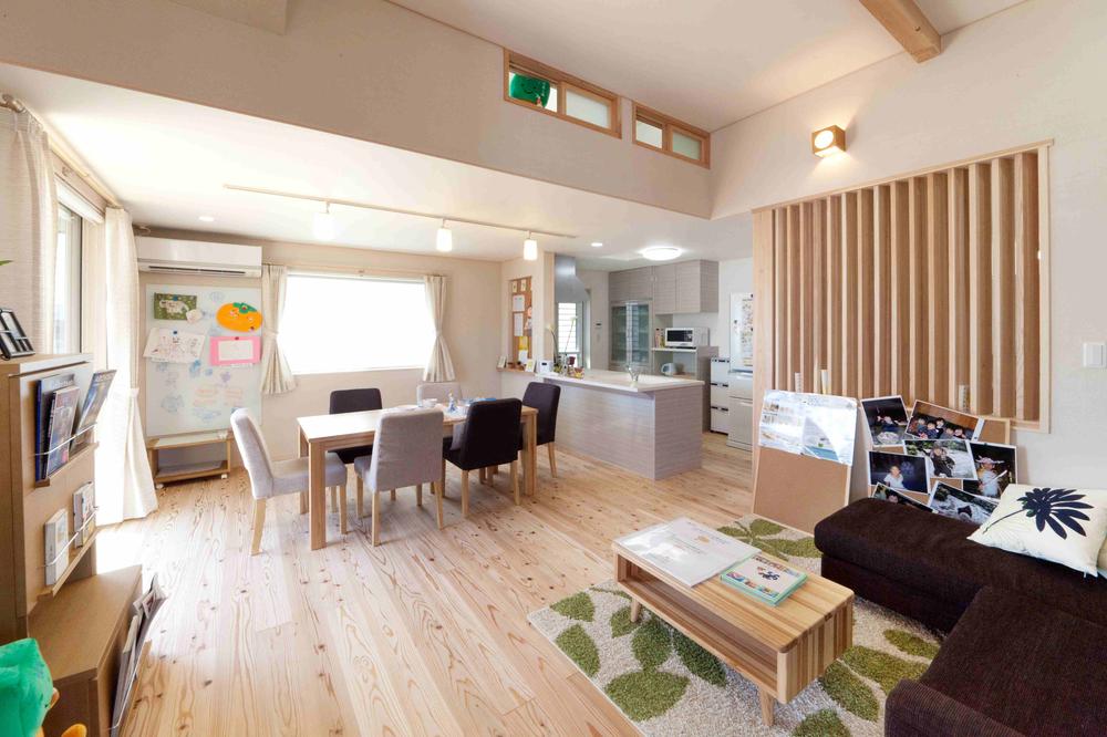 Model house photo. House model house to grow up a good child of the head (introspection)