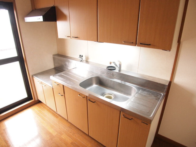 Kitchen. It is easy to cook in the large kitchen.