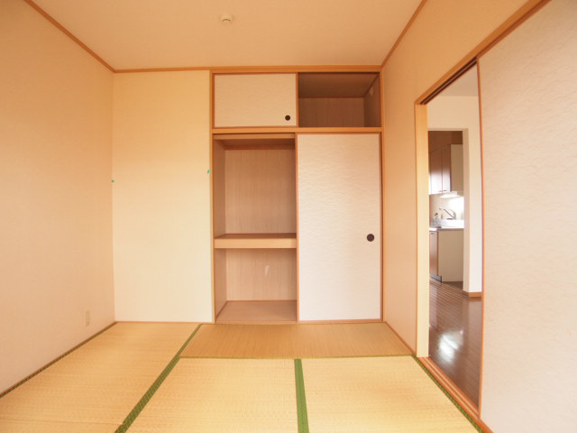 Receipt. There is a closet of depth in the Japanese-style room.