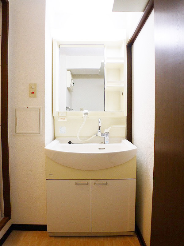 Washroom. With shampoo dresser