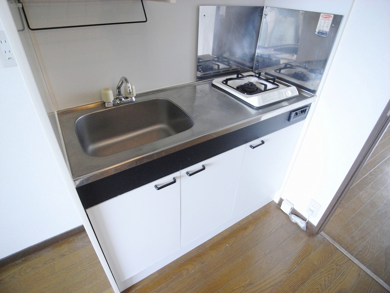 Kitchen. Glad stove with cutting board space Yes