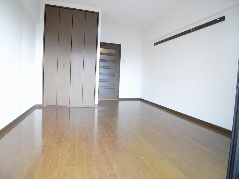 Living and room. Spacious Western-style more than in the photo