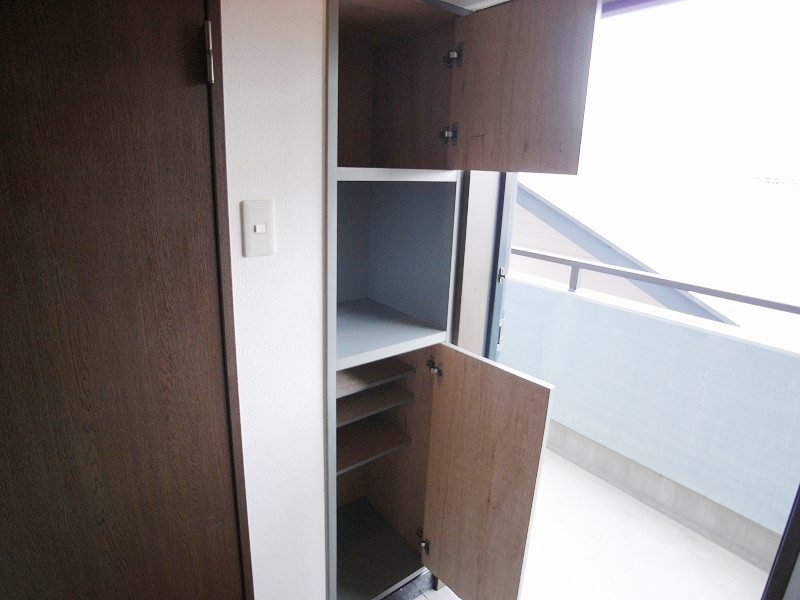 Receipt. Stowable shoe box up and down