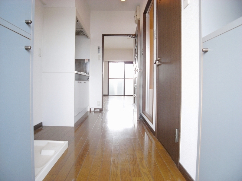 Entrance. Overlooking the room from the front door