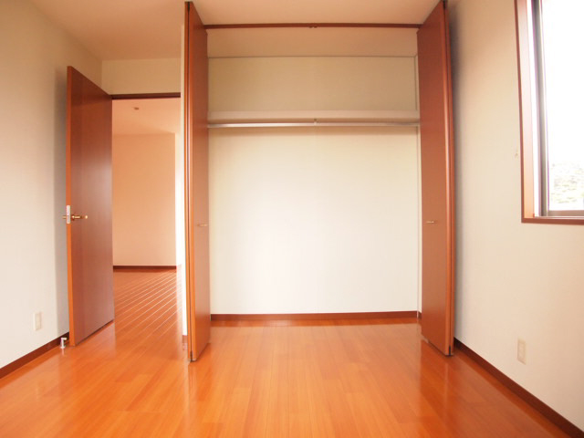 Receipt. Tall large closet is also equipped. 