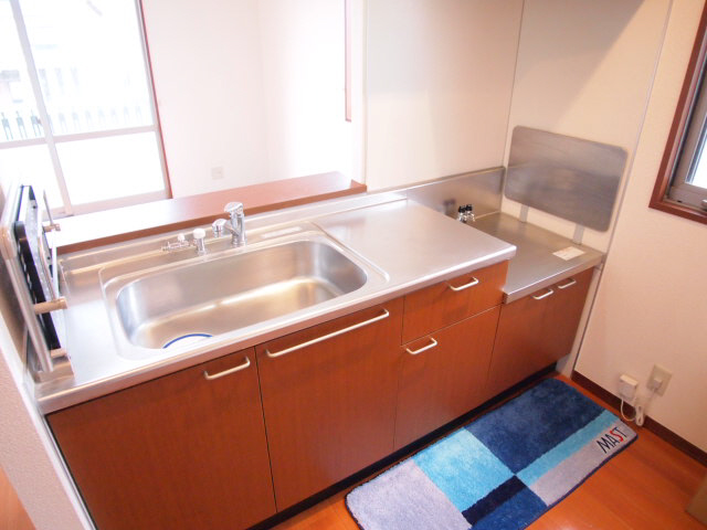 Kitchen. Easy-to-use kitchen to suit the flooring and tint. 