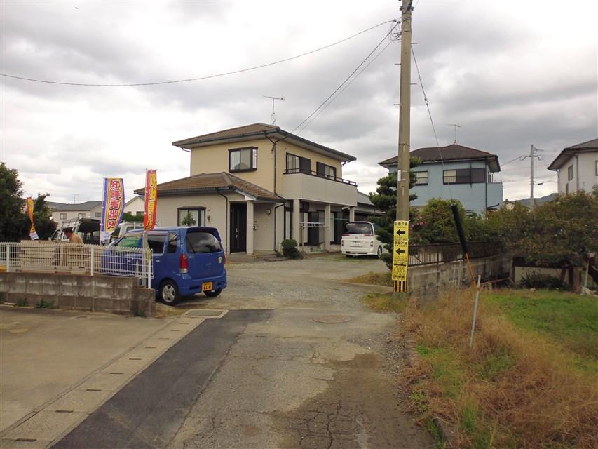 Local photos, including front road. Front road (width 4m)